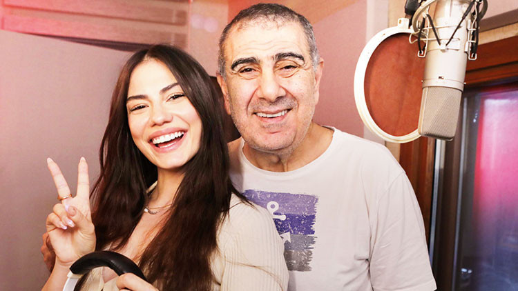 Oyuncular mikrofon başında